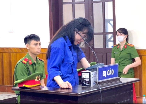 'Hotgirl' kế toán lãnh án chung thân vì lừa đảo chiếm đoạt gần 125 tỉ đồng - Ảnh 2. Bị cáo Hoàng Thị Bình tại phiên tòa - Ảnh: H.A.