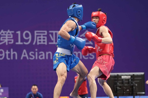 Asiad 19: Võ sĩ wushu Hứa Văn Đoàn giành HCĐ hạng cân 56kg nam - Ảnh 3. Hứa Văn Đoàn (phải) không thể vượt qua trận bán kết - Ảnh: QUÝ LƯỢNG