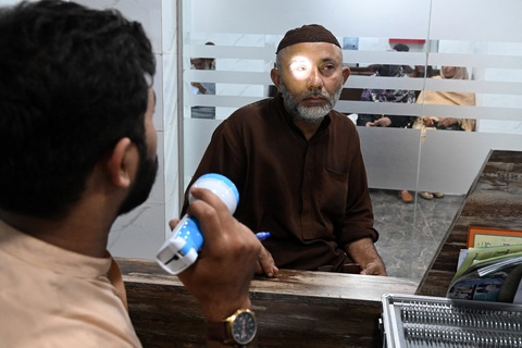 Bác sĩ khám cho bệnh nhân đau mắt đỏ ở Pakistan, ngày 27-9 - Ảnh: AFP Bác sĩ khám cho bệnh nhân đau mắt đỏ ở Pakistan, ngày 27-9 - Ảnh: AFP