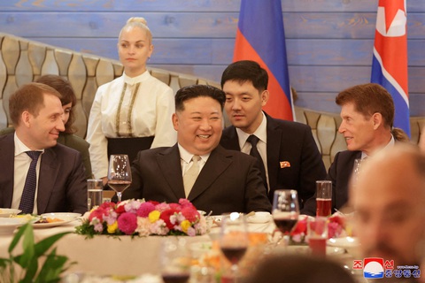 Triều Tiên ‘không còn lựa chọn nào khác’ ngoài hạt nhân - Ảnh 1. Nhà lãnh đạo Triều Tiên Kim Jong Un (giữa) tại Vladivostok (Nga) ngày 17-9 - Ảnh: REUTERS/KCNA