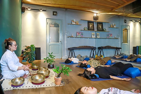 Những người trẻ sớm mất ngủ - Kỳ 5: 1.001 cách chữa mất ngủ - Ảnh 1. Hỗ trợ giấc ngủ bằng âm thanh chuông xoay, điều tiết hơi thở và mùi hương - Ảnh: A.V.