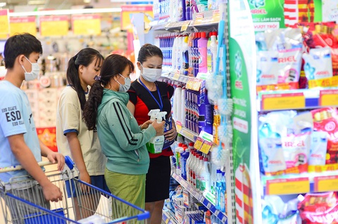 Kinh tế TP.HCM cần gì để xoay chuyển? - Ảnh 9. Để kích cầu tiêu dùng kéo sức mua bằng biện pháp giảm thuế VAT cũng đã được áp dụng. Trong ảnh: người dân mua sắm trong siêu thị tại TP.HCM - Ảnh: QUANG ĐỊNH