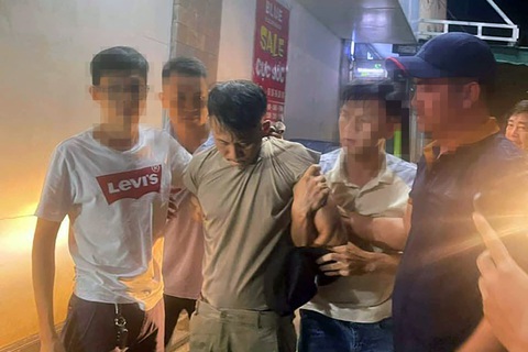 Bắt nghi can dùng súng khống chế chủ nhà sách cướp tiền - Ảnh 1. Các trinh sát bắt giữ Nguyễn Trung Thành, nghi can dùng súng cướp nhà sách - Ảnh: Công an cung cấp