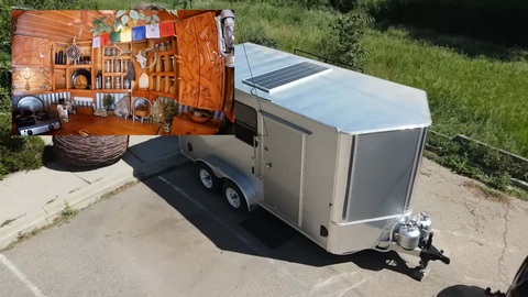 Nhà di động gây kinh ngạc với hai mặt trái ngược: Bề ngoài nhàm chán, bên trong toàn gỗ ấm cúng - Ảnh 1. Bên ngoài "nhà", phần rơ moóc kéo theo sau xe trông như xe chở đồ linh tinh, những thiết bị cồng kềnh như máy cắt cỏ. Tuy nhiên, bên trong thực sự là một căn nhà gỗ ấm cúng - Ảnh: Motor1