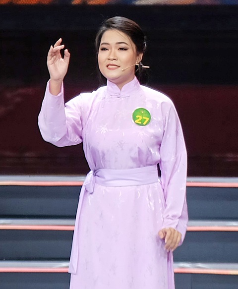 Giọng ca như tiếng chuông ngân của Như Ý - Ảnh 1. Thí sinh Như Ý hóa thân nhân vật bà Nguyễn Thị Tồn trong trích đoạn Liệt phụ kêu oan chinh phục giám khảo và khán giả để giành Chuông vàng vọng cổ 2023 - Ảnh: LINH ĐOAN
