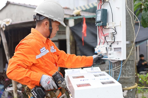 Từ tháng 10, EVNCPC sẽ chuyển ngày ghi chữ điện về cuối tháng - Ảnh 2. EVNCPC sẽ thực hiện lộ trình thay đổi ngày ghi chỉ số công tơ về ngày cuối tháng cho các khách hàng sử dụng điện từ tháng 10-2023. Ảnh: Lắp đặt công tơ điện tử tích hợp công nghệ đo xa tự động RF-Spider - Ảnh do EVNCPC cung cấp