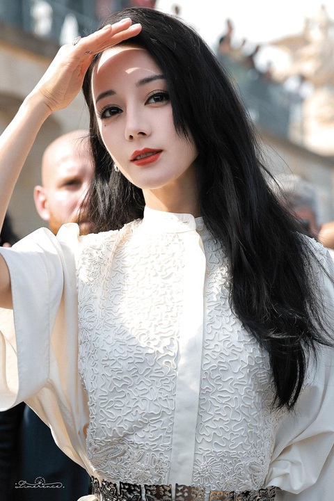 Cùng để một kiểu tóc, Phạm Băng Băng lộng lẫy khác xa Jisoo - Ảnh 3. Gương mặt được trang điểm quá đậm lại khiến Địch Lệ Nhiệt Ba này trừ điểm nhan sắc