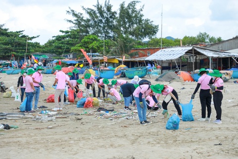 C.P. Việt Nam tham gia làm sạch bãi biển Long Hải - Ảnh 2. C.P. Việt Nam tham gia làm sạch bãi biển Long Hải - Ảnh 2.