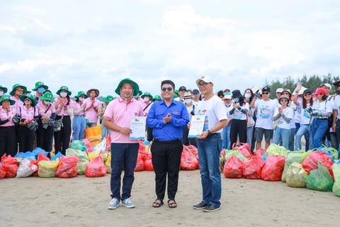C.P. Việt Nam tham gia làm sạch bãi biển Long Hải - Ảnh 4. C.P. Việt Nam tham gia làm sạch bãi biển Long Hải - Ảnh 4.