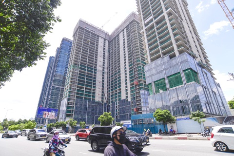 Kinh tế TP.HCM cần gì để xoay chuyển? - Ảnh 1. Dự án bất động sản đang xây dựng ở quận 1, TP.HCM - Ảnh: QUANG ĐỊNH