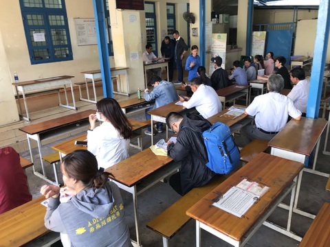 Đổi giấy phép lái xe: nên tạo thuận lợi và tiết kiệm cho dân - Ảnh 1. Người dân làm thủ tục đổi giấy phép lái xe tại TP.HCM - Ảnh: QUANG ĐỊNH