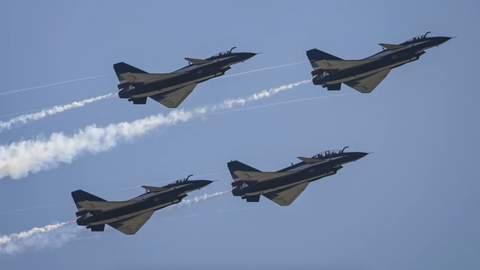 Tiêm kích J-10 của Trung Quốc trình diễn đội hình trong Triển lãm hàng không năm 2022 ở Chu Hải, Trung Quốc - Ảnh: CNN Tiêm kích J-10 của Trung Quốc trình diễn đội hình trong Triển lãm hàng không năm 2022 ở Chu Hải, Trung Quốc - Ảnh: CNN