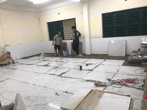 Thu quỹ phụ huynh 10 triệu/hs: trách nhiệm hiệu trưởng ở đâu? - Ảnh 3. Phòng học lớp 1/2 được sửa chữa rầm rộ vào tháng 8 - Ảnh: PHCC