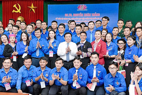 Học phải đi đôi với làm theo Bác - Ảnh 1. Ông Nguyễn Xuân Thắng - ủy viên Bộ Chính trị, chủ tịch Hội đồng Lý luận Trung ương - và thanh niên tiêu biểu tham dự Đại hội Thanh niên tiên tiến làm theo lời Bác lần thứ VII - Ảnh: NAM TRẦN