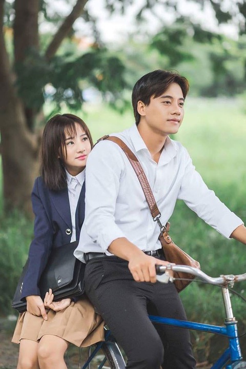 Vai thầy giáo điển trai của Mai Tài Phến trong MV Em Gái Mưa để lại nhiều ấn tượng cho người xem Vai thầy giáo điển trai của Mai Tài Phến trong MV Em gái mưa để lại nhiều ấn tượng cho người xem