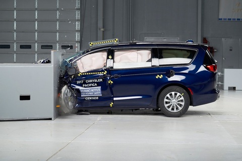 Tai nạn giao thông tăng dù ô tô ngày càng an toàn, gu chuộng xe SUV và bán tải có thể là ‘thủ phạm’ - Ảnh 4. Thử nghiệm va chạm an toàn chủ yếu tập trung vào bảo vệ người ngồi bên trong. Các chuyên gia an toàn đang kêu gọi cần đưa cả việc bảo vệ người bên ngoài vào đánh giá cuối cùng - Ảnh: IIHS