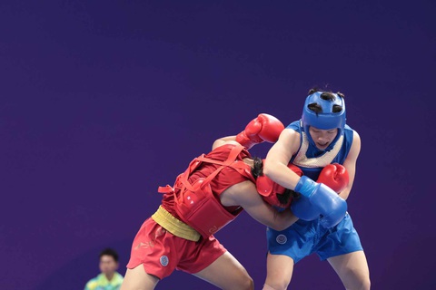 Asiad 19: võ sĩ wushu Nguyễn Thị Thu Thủy giành HCĐ hạng cân 60kg nữ. - Ảnh 3. Thu Thủy (phải) chỉ giành HCĐ - Ảnh: QUÝ LƯỢNG