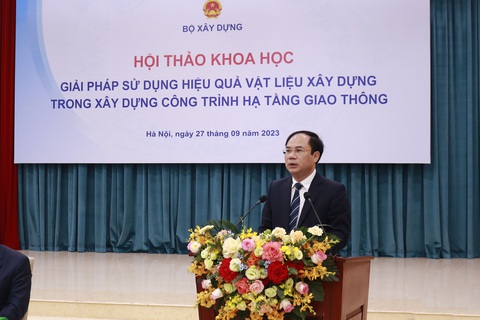 Khai thác 14 tỉ m3 cát biển tại Sóc Trăng để làm cao tốc tại Đồng bằng sông Cửu Long - Ảnh 1. Ông Nguyễn Văn Sinh, thứ trưởng Bộ Xây dựng, phát biểu tại hội thảo - Ảnh: ĐÌNH HÀ