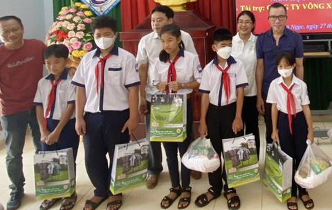 Trao trung thu cho trẻ 'nhà không chạm đất' - Ảnh 2. Các em học sinh nhận quà từ đoàn công tác - Ảnh: NGỌC TRÂM