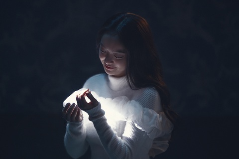 Thước phim cuộc đời những ngôi sao màn ảnh được khắc họa rõ nét trong 'Đại minh tinh' - Ảnh 6. Kaity Nguyễn tập mở lòng hơn sau khi vượt qua căn bệnh trầm cảm.