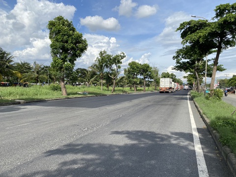 Vụ đường Nguyễn Văn Linh hư hỏng: Phú Mỹ Hưng sửa xong một số đoạn - Ảnh 1. Một đoạn đường Nguyễn Văn Linh (từ đường Huỳnh Tấn Phát đến quốc lộ 1) vừa được sửa xong - Ảnh: NGỌC NGUYỄN