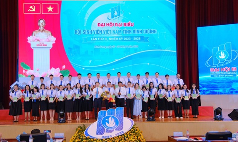 Đại diện Ban Bí thư Trung ương Đoàn và lãnh đạo tỉnh Bình Dương chúc mừng ra mắt ban chấp hành Hội Sinh viên VN tỉnh nhiệm kỳ mới - Ảnh: T.D. Đại diện Ban Bí thư Trung ương Đoàn và lãnh đạo tỉnh Bình Dương chúc mừng ra mắt Ban chấp hành Hội Sinh viên Việt Nam tỉnh nhiệm kỳ mới - Ảnh: T.D.