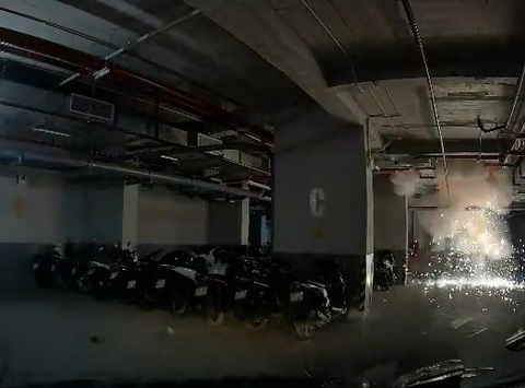 Camera ghi cảnh vụ nổ đèn chiếu sáng trong tầng hầm chung cư tại TP Dĩ An, tỉnh Bình Dương - Ảnh cắt từ video. Camera ghi cảnh vụ nổ đèn chiếu sáng trong tầng hầm chung cư tại TP Dĩ An, tỉnh Bình Dương - Ảnh cắt từ video