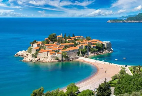 5 địa điểm mua bất động sản tốt, giá rẻ trên toàn cầu - Ảnh 1. Đảo Sveti Stefan ở Montenegro, một trong những nơi mua bất động sản rẻ nhất hiện nay - Ảnh: FORBES