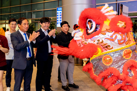 Rộn ràng không khí trung thu tại Nhà Ga Quốc Tế Đà Nẵng - Ảnh 2. Ông Kim Yong Seop (giữa), phó lãnh sự - Tổng lãnh sự quán Hàn Quốc tại Đà Nẵng, đến chung vui cùng nhà ga