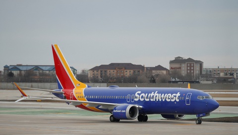 Máy bay hãng hàng không Southwest Airlines hạ cánh xuống Sân bay Quốc tế Midway ở Chicago, Illinois, Mỹ - Ảnh: REUTERS Máy bay hãng hàng không Southwest Airlines hạ cánh xuống sân bay quốc tế Midway ở Chicago, Illinois, Mỹ - Ảnh: REUTERS