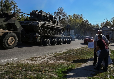 Người dân địa phương nhìn pháo phòng không tự hành Gepard đi ngang qua vùng Kharkov, Ukraine, ngày 25-9 - Ảnh: REUTERS Người dân địa phương nhìn pháo phòng không tự hành Gepard đi ngang qua vùng Kharkov, Ukraine, ngày 25-9 - Ảnh: REUTERS