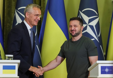 NATO nói đã có hợp đồng vũ khí 2,5 tỉ USD để tiếp tục viện trợ Ukraine - Ảnh 1. Tổng thư ký NATO Jens Stoltenberg gặp Tổng thống Ukraine Volodymyr Zelensky ở Kiev ngày 28-9 - Ảnh: REUTERS