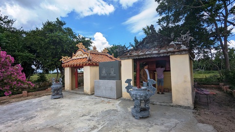 Sẽ dời bài vị, phù điêu vua Quang Trung ra khỏi miếu làng Dạ Lê Chánh - Ảnh 4. Sau nhiều cuộc tranh luận, bài vị và phù điêu của vua Quang Trung và Thái Đức tại miếu Đôi làng Dạ Lê Chánh (TP Huế) sẽ được dời đi nơi khác - Ảnh: NHẬT LINH