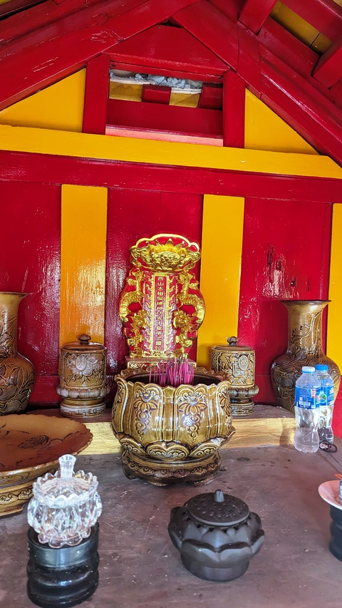 Sẽ dời bài vị, phù điêu vua Quang Trung ra khỏi miếu làng Dạ Lê Chánh - Ảnh 3. Bài vị thờ vua Quang Trung trong miếu Đôi làng Dạ Lê Chánh được các nhà nghiên cứu văn hóa cho là “làm hết sức tùy tiện” - Ảnh: NHẬT LINH