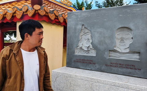 Sẽ dời bài vị, phù điêu vua Quang Trung ra khỏi miếu làng Dạ Lê Chánh - Ảnh 1. Bức phù điêu vua Quang Trung và Thái Đức tại miếu làng Dạ Lê Chánh sẽ được di dời đi nơi khác - Ảnh: NHẬT LINH