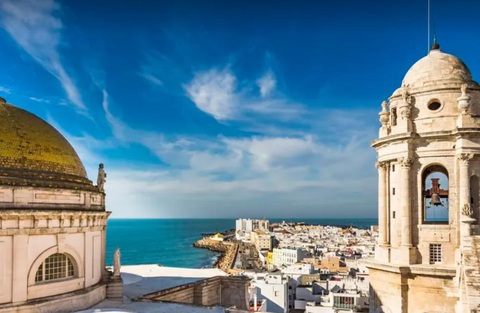 5 địa điểm mua bất động sản tốt, giá rẻ trên toàn cầu - Ảnh 3. Vịnh Cadiz, Silver Coast nhìn từ trên cao - Ảnh: FORBES