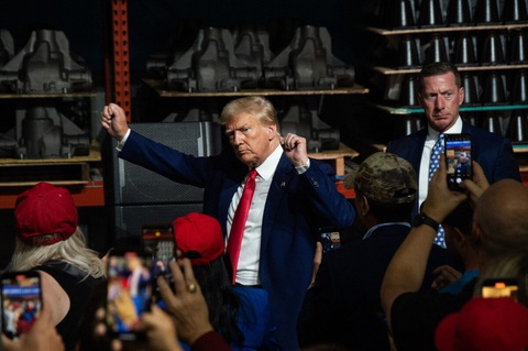 Ông Biden ngó lơ ứng viên Cộng hòa, chỉ xem mỗi ông Trump là đối thủ - Ảnh 1. Cựu tổng thống Mỹ Donald Trump phát biểu tại một nơi sản xuất phụ tùng xe hơi tại bang Michigan, Mỹ ngày 27-9 - Ảnh: AFP