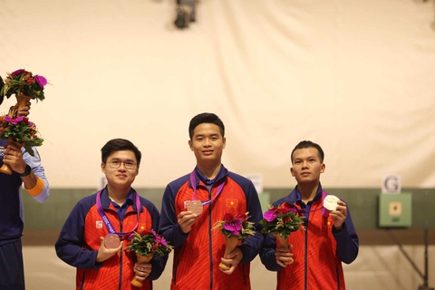 Asiad 19 ngày 28-9: Xạ thủ Quang Huy mang HCV đầu tiên về cho Việt Nam - Ảnh 6. Các xạ thủ Việt Nam nhận huy chương đồng 10m súng ngắn hơi đồng đội nam - Ảnh: HUY ĐĂNG