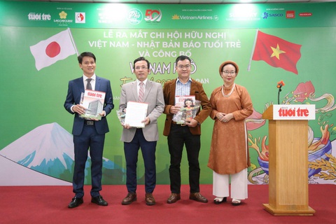 Đại diện Báo Tuổi Trẻ nhận quyết định thành lập Chi hội Hữu nghị Việt Nam - Nhật Bản - Ảnh: PHƯƠNG QUYÊN Đại diện báo Tuổi Trẻ nhận quyết định thành lập Chi hội Hữu nghị Việt Nam - Nhật Bản - Ảnh: PHƯƠNG QUYÊN