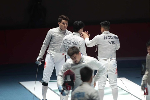 Trực tiếp Asiad 19: Chờ HCV đầu tiên của Việt Nam - Ảnh 2. Các kiếm thủ Việt Nam đã thất bại ở vòng loại nội dung đồng đội kiếm chém - Ảnh: HUY ĐĂNG