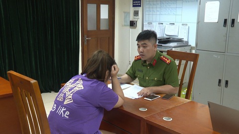 Xử phạt người vợ đóng giả kẻ bắt cóc nhắn tin cho chồng đòi 10 tỉ tiền chuộc để 'thử thách tình cảm' - Ảnh 1. Công an làm việc với chị T. - Ảnh: Công an cung cấp