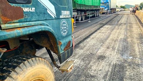 Toàn bộ lớp nhựa được thảm hôm trước gặp trời mưa đã được cạo sạch lên - Ảnh: NGỌC THIỆN Toàn bộ lớp nhựa cũ thảm đường lúc trời mưa đã được cào bóc, thảm nhựa mới - Ảnh: NGỌC THIỆN