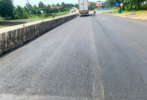 Lớp nhựa mới đã được thảm xuống và lu lèn theo đúng yêu cầu kỹ thuật - Ảnh: NGỌC THIỆN Nhà thầu thảm nhựa mới lên vị trí đường vừa được bóc bỏ lớp nhựa đã thảm hôm trời mưa ngày 24-9 - Ảnh: NGỌC THIỆN