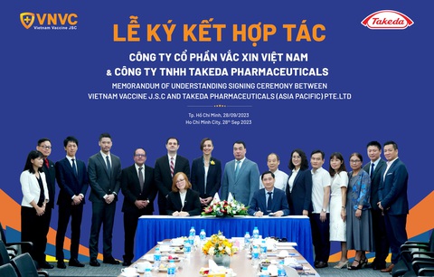 VNVC và Takeda cùng nâng cơ hội đưa vắc xin sốt xuất huyết về VN - Ảnh 1. Đại diện Takeda Việt Nam và đại diện Hệ thống tiêm chủng VNVC ký kết biên bản ghi nhớ hợp tác chiến lược ngày 28-9 tại TP.HCM - Ảnh: Thanh Tùng