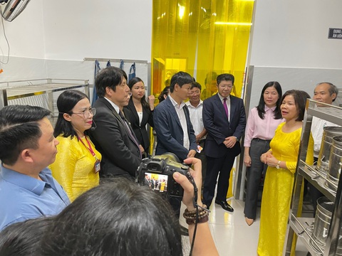 ‘Bữa ăn học đường’ khánh thành bếp ăn mẫu hơn 2 tỉ đồng tại Đà Nẵng - Ảnh 2. Khu chế biến của bếp ăn mẫu với trang thiết bị hiện đại, giảm bớt công việc cho các nhân viên cấp dưỡng - Ảnh: ĐOÀN NHẠN