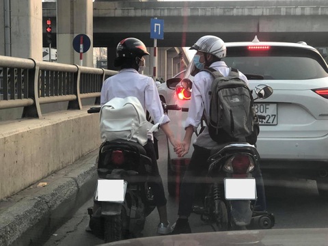Ảnh vui 28-9: 'Các bác cho em ý kiến với, nên bấm còi không ạ?' - Ảnh 1. Thanh niên ế như tôi là bấm còi "tin tin" rồi