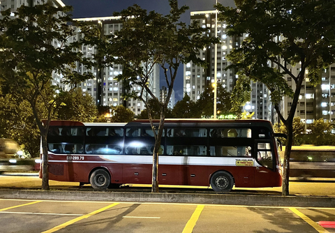 'Xe dù, bến cóc' rầm rộ ở đường Mai Chí Thọ cản trở giao thông - Ảnh 3. Phóng viên cũng ghi nhận một vài xe khác đỗ lại chờ dọc theo đường Mai Chí Thọ.