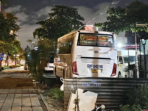 'Xe dù, bến cóc' rầm rộ ở đường Mai Chí Thọ cản trở giao thông - Ảnh 4. Thậm chí xe đỗ luôn trên vỉa hè suốt vài giờ đồng hồ.