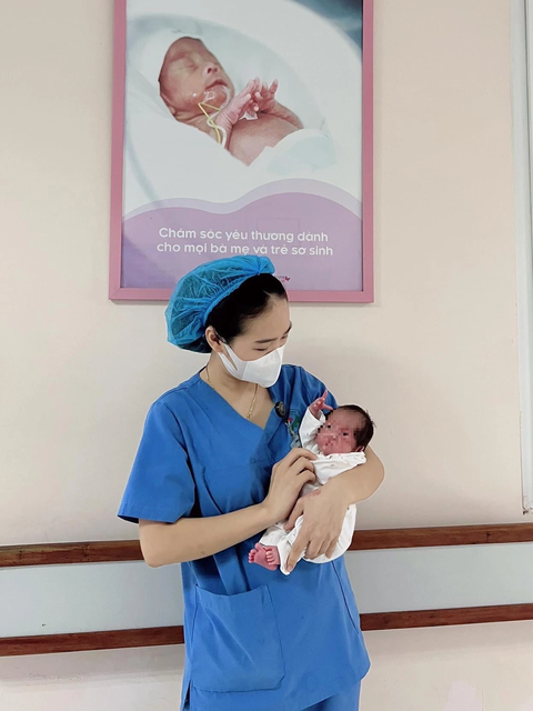 Bức ảnh trong ngày: Mẹ ơi, con vẫn ở đây chờ mẹ - Ảnh 1. Bé T. đã được các bác sĩ, y tá chăm sóc gần 2 tháng qua và vẫn đợi để được mẹ đón về - Ảnh: BVCC