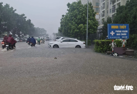 Đường phố Hà Nội ngập sâu vì mưa lớn, trời tối mịt như ban đêm - Ảnh 2. Ngập tại khu đô thị Anh Khánh - Hoài Đức sáng 28-9 - Ảnh: THÀNH CHUNG